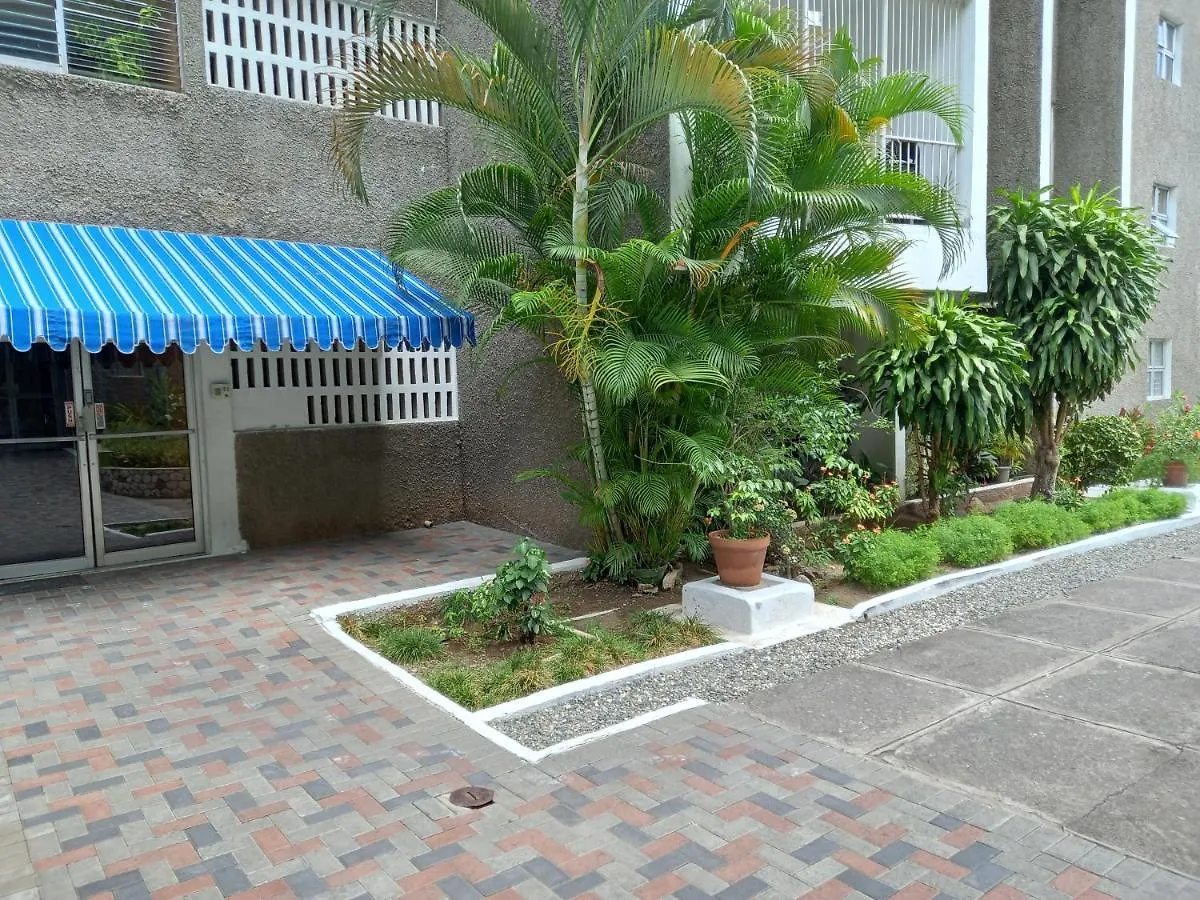 Crystoural Apartment Liguanea Sovereign Apt - 2 Bedrooms, 3 Beds, Host 4 Guest- Kingston! 0*, Kingston Jamaica